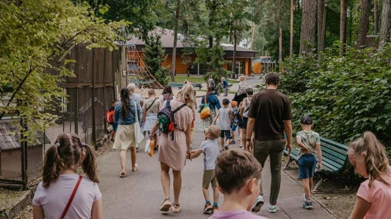 Lidl darbinieki un viņu bērni apgūst dabas daudzveidības nozīmi Rīgas Zoo.