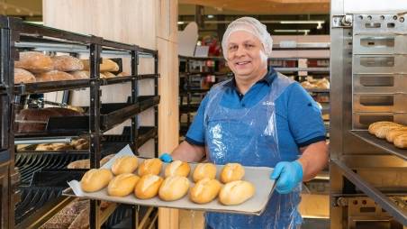 Veikala darbinieks Lidl maiznīcā, veicot ikdienas darba pienākumus