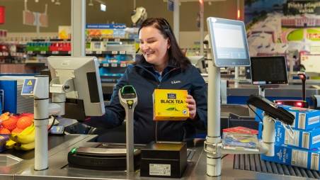 Pārdevējs, veicot darba pienākumus pie kases Lidl veikalā